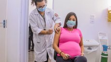 A vacina é recomendada para gestantes a partir da 28ª semana, com proteção imediata para os recém-nascidos - Imagem: Reprodução/Senado Federal