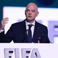 Gianni Infantino cumprimenta Lionel Messi durante a cerimônia de entrega das medalhas após a derrota da Argentina para a Espanha na final da Copa do Mundo de 2026 - Imagem: Reprodução