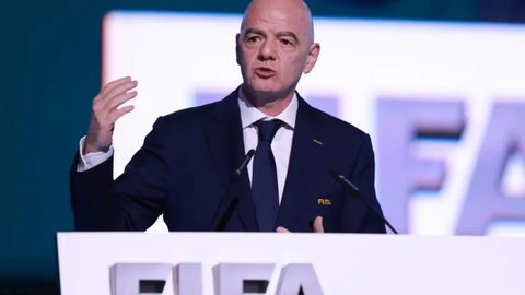 Gianni Infantino cumprimenta Lionel Messi durante a cerimônia de entrega das medalhas após a derrota da Argentina para a Espanha na final da Copa do Mundo de 2026 - Imagem: Reprodução