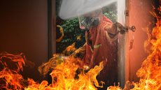 'Bola de fogo' cai em uma casa e causa incêndio na Califórnia - Imagem: Freepik.com