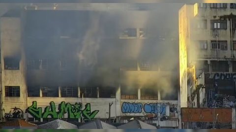 Materiais inflamáveis encontrados no local podem ter contribuído para propagação - Imagem: Reprodução / TV Globo