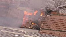 Incêndio de grandes proporções atinge petshop em SP - Imagem: Reprodução / TV Globo