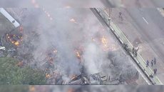 Cerca de doze viaturas do Corpo de Bombeiros foram mobilizadas para conter as chamas - Imagem: Reprodução / TV Globo