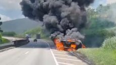 Incêndio atingiu um bitrem que transportava bobinas - Imagem: Reprodução / PRF