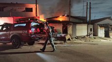 Incêndio destrói casas e mobiliza bombeiros em Suzano - Imagem: Reprodução / Mirielly de Castro