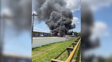 Incêndio destrói galpão de materiais recicláveis em Itaquaquecetuba - Imagem: Reprodução / Agência RECORD