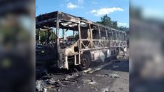 Incêndio destrói ônibus em Engenheiro Coelho - Imagem: Reprodução / Nelson Vieira / PM