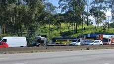 Incêndio em carreta interdita pista expressa da Dutra em Arujá - Imagem: Reprodução / Basílio Magno / TV Diário