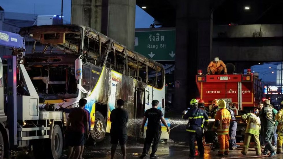 Incêndio em ônibus escolar na Tailândia deixa 23 mortos - Imagem: Reprodução / BlueSky / @choquei.com