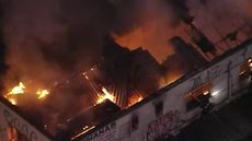 Sete viaturas do Corpo de Bombeiros foram mobilizadas para conter as chamas - Imagem: Reprodução / TV Globo