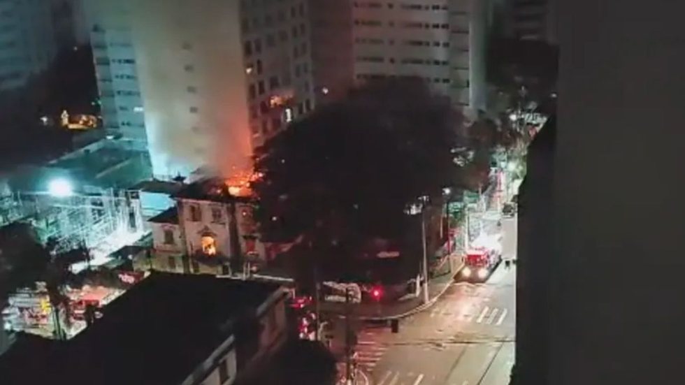 VÍDEO - incêndio atinge casarão na Zona Oeste de São Paulo - Imagem: reprodução TV Globo