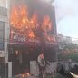 Bombeiros usaram 14 caminhões e plataforma hidráulica para controlar as chamas em prédio na Índia - Imagem: Reprodução/X