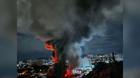 Cortina de fumaça após incêndio em galpão na Lapa, Zona Oeste de São Paulo - Imagem: Reprodução/Redes Sociais
