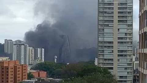 Incêndio em prédio comercial em São Paulo - Imagem: reprodução G1