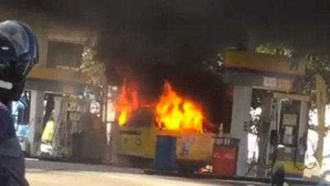 Kombi pega fogo em posto de combustível em Londrina e assusta moradores - Imagem: reprodução ricmais.com.br