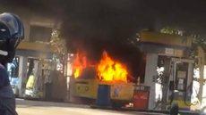 Kombi pega fogo em posto de combustível em Londrina e assusta moradores - Imagem: reprodução ricmais.com.br