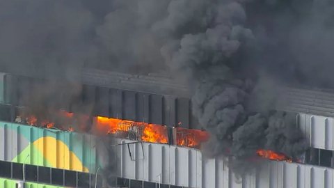 Incêndio atinge terminal de cargas no aeroporto do Galeão - Imagem: reprodução TV Globo / Globocop