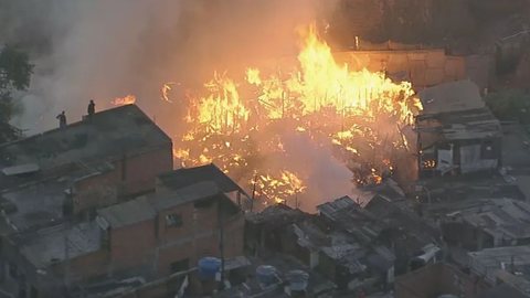 Incêndio de grande proporção atinge casas de comunidade da Grande São Paulo - Imagem: reprodução / TV Globo