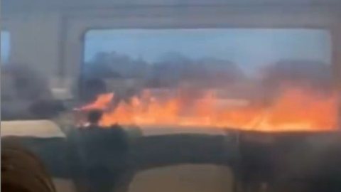 Passageiros enfrentam momento de pânico ao pararem ao lado de incêndio - Imagem: Instagram @postclimate