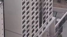 O prédio, localizado na Avenida Pirajussara, ainda não está totalmente ocupado, o que pode ter contribuído para a ausência de ferido - Imagem: Reprodução/TV Globo