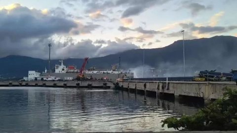 O fogo foi rapidamente controlado, e a operação contou com o apoio do Grupamento de Bombeiros Marítimo e da administração portuária - Imagem: Reprodução/GBMar