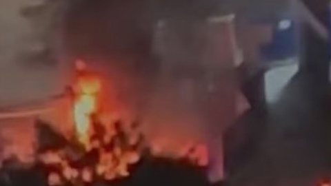 Perseguição no centro de SP acaba em carro incendiado e prisão de dois suspeitos - Imagem: Reprodução/TV Globo