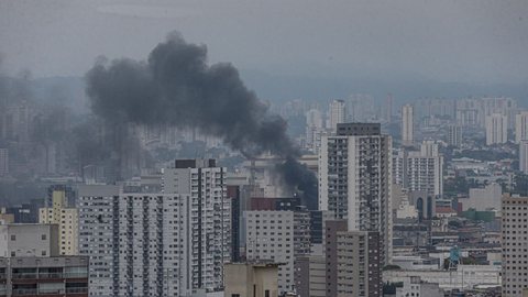 Fogo destrói depósito de eletrônicos e mobiliza dezenas de bombeiros - Imagem: Reprodução / Paulo Pinto / Agência Brasil