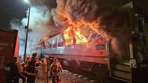 Incêndio atinge trem com 350 passageiros na Pensilvânia - Imagem: Reprodução / X / @IsaoLove188698
