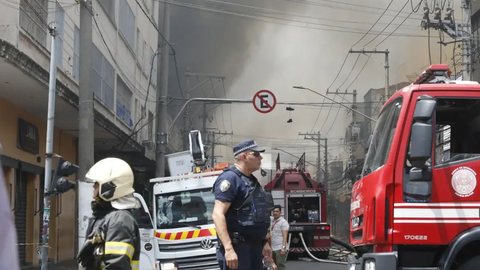 Defesa Civil afirmou que as chamas consumiram o segundo andar do prédio - Imagem: Reprodução / Paulo Pinto / Agência Brasil