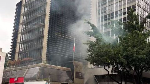 Fumaça em prédio próximo ao Consulado Italiano mobiliza bombeiros na Avenida Paulista - Imagem: Reprodução/X