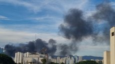 O incêndio começou por volta das 17h, mobilizando oito viaturas do Corpo de Bombeiros - Imagem: Reprodução / X / @raposada_