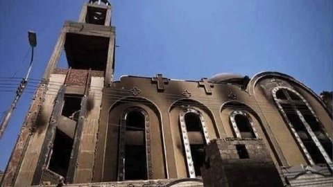 Incêndio ocorreu em igreja na cidade de Gizé, no Egito - Imagem: Reprodução/Twitter @HananyaNaftali