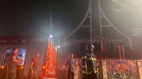 Igreja pega fogo após ser atingida por raio; Entenda - Imagem: Reprodução Programa Diário TV