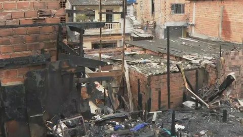 Incêndio atinge comunidade no Jaguaré na Zona Oeste de SP - Imagem: reprodução grupo bom dia