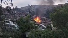Bombeiros levaram cerca de duas horas para controlar o incêndio. - Imagem: Reprodução/Redes Sociais.