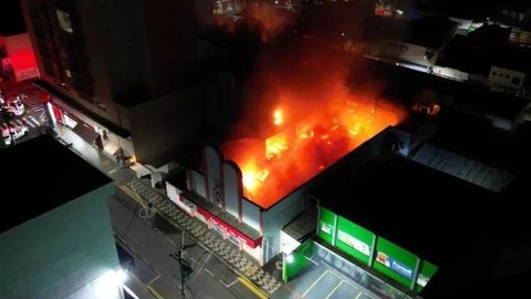 Grande incêndio atingiu e destruiu loja de roupas famosa em São Paulo - Imagem: reprodução Twitter I @_SPNoticias
