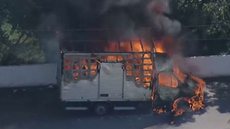 A Marginal Tietê, um dos principais corredores viários de São Paulo, enfrentou lentidão devido ao incêndio em um caminhão - Imagem: Reprodução/Record