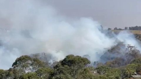 Incêndio persiste em área de mata de Valinhos após 24 horas e moradores reclamam de fumaça: 'Máscara úmida para dormir' - Imagem: reprodução grupo bom dia
