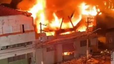Investigação sobre as causas do incêndio na fábrica de mesas de sinuca será realizada após o rescaldo - Imagem: Reprodução/Redes Sociais