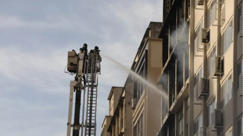 Bombeiros atuam no combate a incêndio em prédio da região da Rua 25 de Março, no Centro de SP - Foto: Fábio Tito/g1