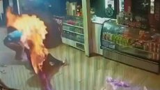 Câmeras de segurança de rua registraram momento em que mulher é queimada por rival - Imagem: reprodução/TV Globo