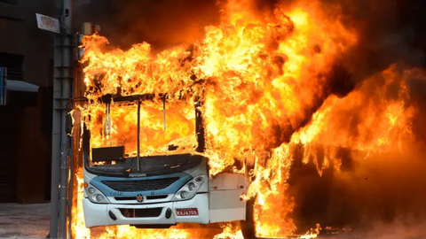 Ônibus incendiado por traficantes do Comando Vermelho após a morte de Jiló dos Prazeres em operação policial - Imagem: Reprodução