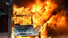 Ônibus incendiado por traficantes do Comando Vermelho após a morte de Jiló dos Prazeres em operação policial - Imagem: Reprodução
