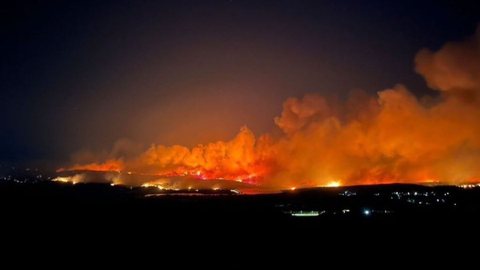 Incêndios florestais se aproximam de Atenas e governo declara evacuação imediata - Imagem: Reprodução / X / @ultimahoraenx