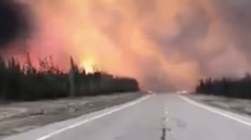 Incêndios florestais obrigam mais de 200 mil a evacuar no Canadá - Imagem: Reprodução / X / Poder 360