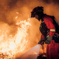 Bombeiros enfrentam uma extensa frente de fogo durante os incêndios que atingem regiões próximas a Madri e Bordeaux e já obrigaram quase 270 mil pessoas a deixar suas casas na Espanha e na França - Imagem: Reprodução