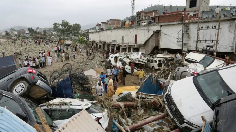 Chuvas intensas deixam ao menos 25 mortos e provocam destruição no norte da Índia