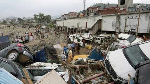 Inundações e deslizamentos causados por monções matam dezenas na Índia - Imagem: Reprodução/Mir Imran/AFP via Getty Images