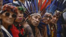 Os manifestantes criticam negociações climáticas que tratam florestas como ativos e pedem justiça social e territorial - Imagem: Reprodução / Tânia Rêgo / Agência Brasil