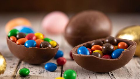 A inflação média de 7,4% e o aumento nos preços de chocolates e outros produtos tradicionais preocupam o varejo - Imagem: Reprodução / Freepik